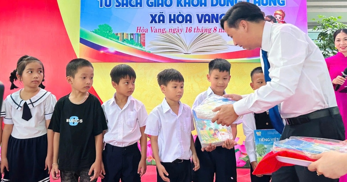 Một xã ở thành phố đáng sống cung cấp sách giáo khoa 0 đồng đến học sinh