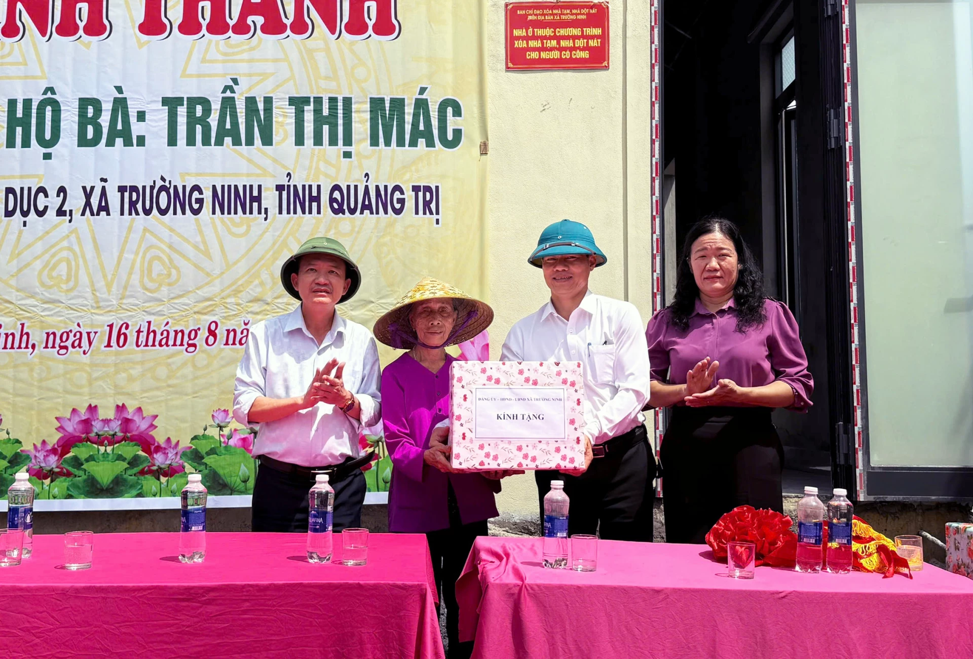 Xã Trường Ninh tặng quà cho gia đình bà Trần Thị Mác - Ảnh: L.C