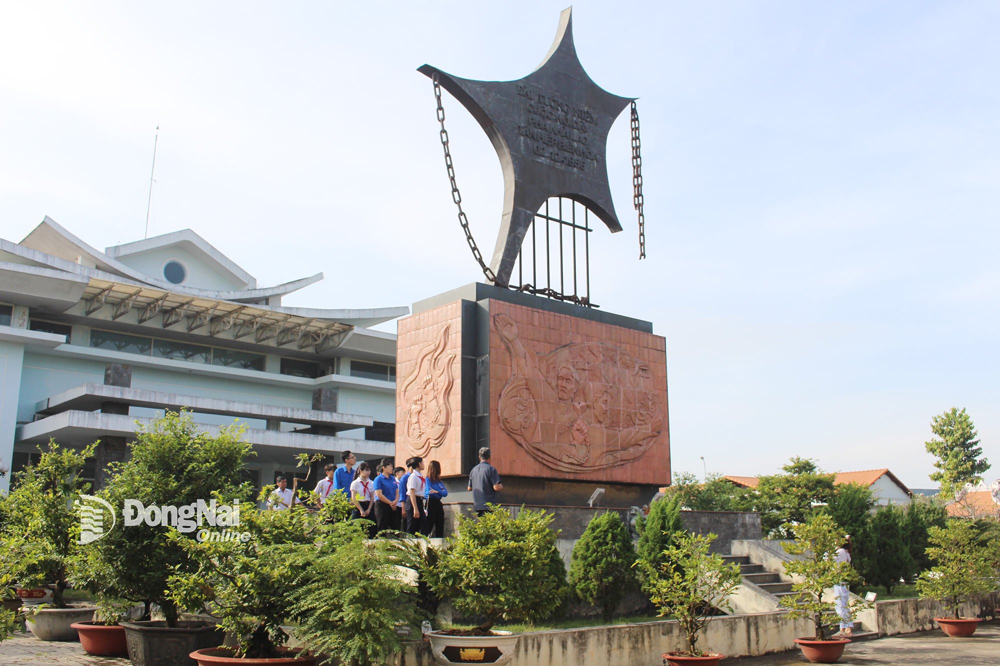 Cựu chiến binh, học sinh trên địa bàn tỉnh về nguồn tại Di tích Nhà lao Tân Hiệp, phường Tam Hiệp, tỉnh Đồng Nai. Ảnh: My Ny