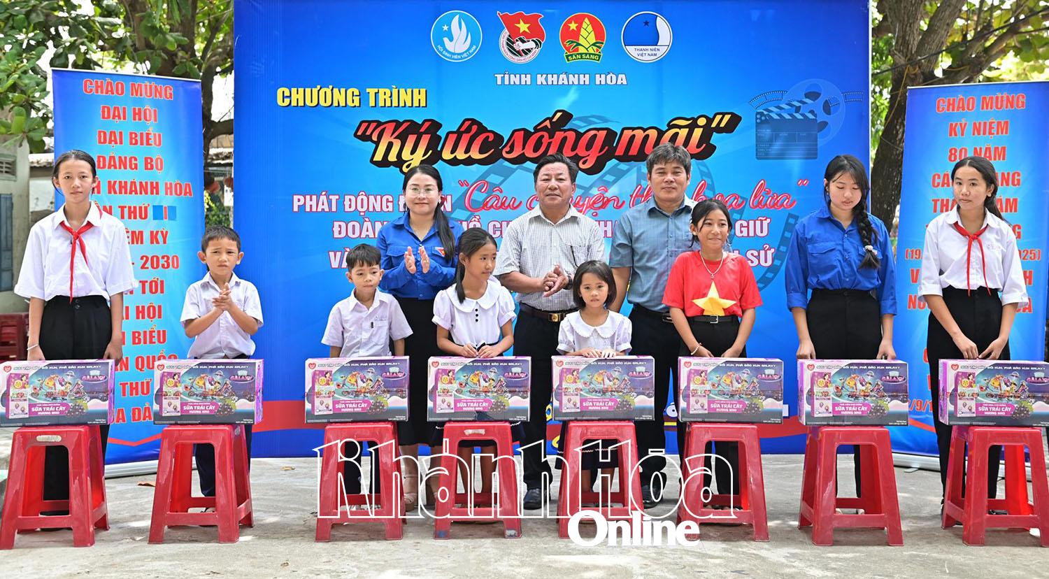 Các đại biểu trao sữa cho các học sinh.