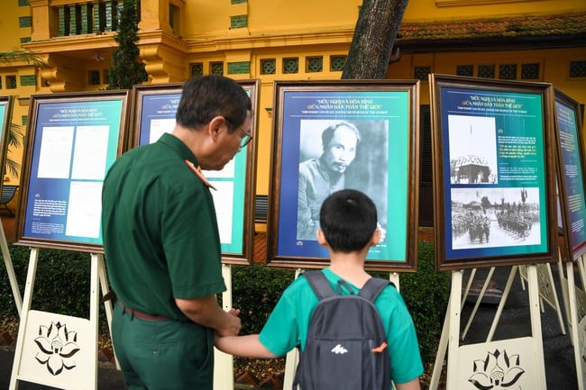 (Chùm ảnh) Khu Di tích Chủ tịch Hồ Chí Minh khai mạc các triển lãm, trưng bày chuyên đề trong chuỗi hoạt động kỷ niệm 80 năm Cách mạng Tháng Tám và Quốc khánh 2/9 - Ảnh 13.