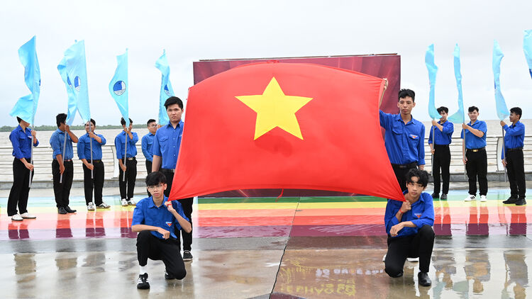 More than 250 union members and youths participated in the flag-raising ceremony "I love my Fatherland"