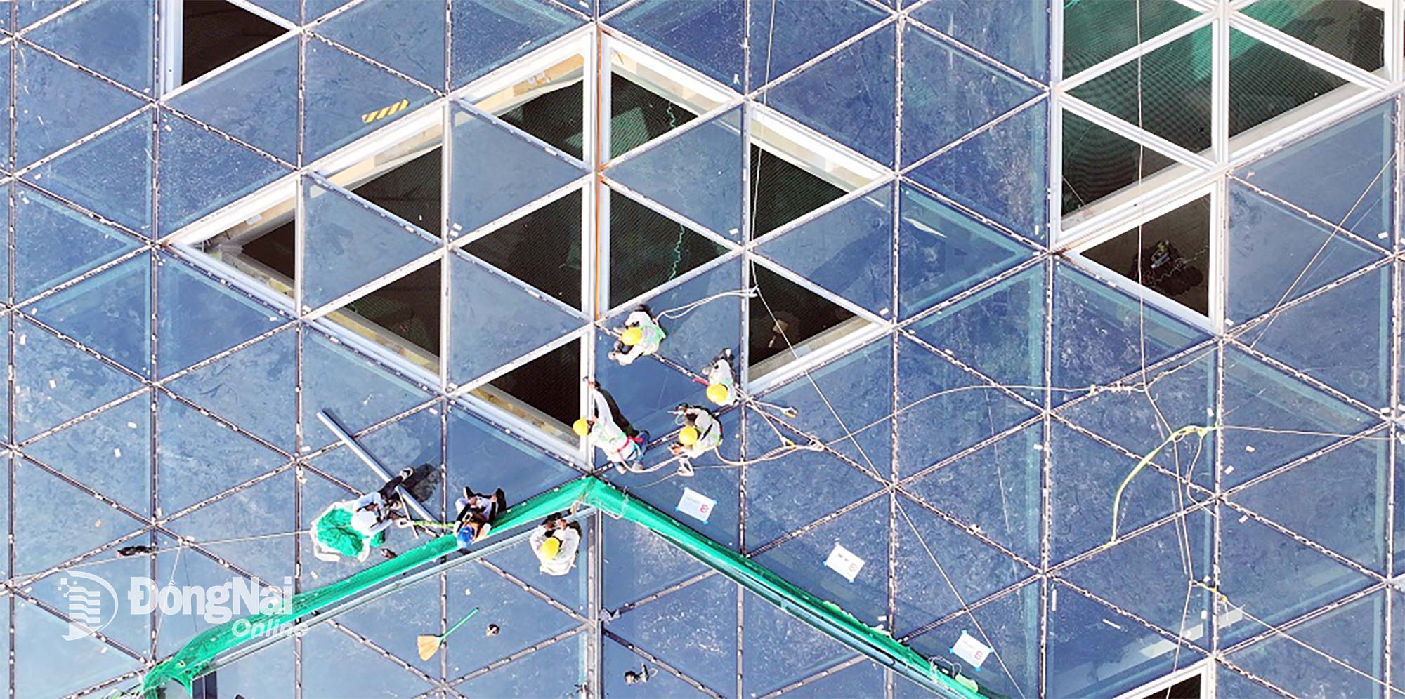 Với yêu cầu cao về kỹ thuật, việc thi công mái kính skylight khu vực mái trung tâm nhà ga hành khách Sân bay Long Thành giai đoạn 1 đòi hỏi độ chính xác tuyệt đối và sự phối hợp đồng bộ ở mọi khâu triển khai. Ảnh: Phạm Tùng