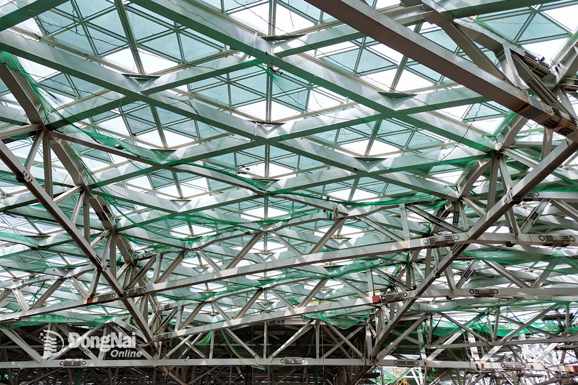 Theo đơn vị thi công, để triển khai thi công theo giải pháp module hóa, các panel tam giác được lắp đặt thành những module lớn. Ảnh: Phạm Tùng