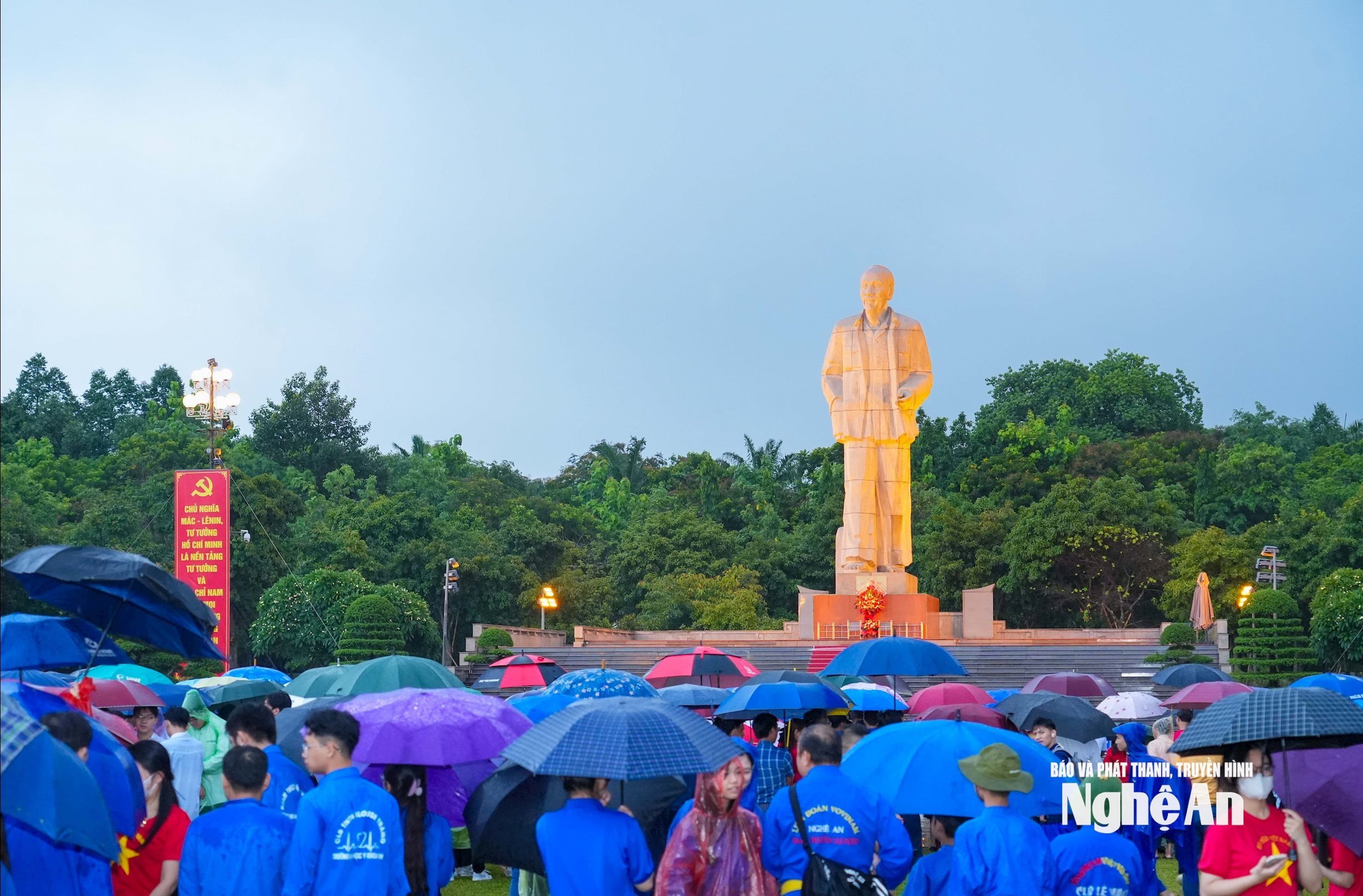 chào cờ tại quảng trường (10)