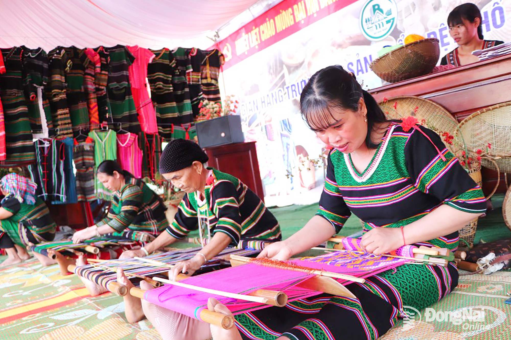 Dệt thổ cẩm của đồng bào dân tộc Mnông, một trong những hoạt động trải nghiệm khám phá văn hóa cộng đồng tại Vườn quốc gia Bù Gia Mập. Ảnh: Ngọc Liên