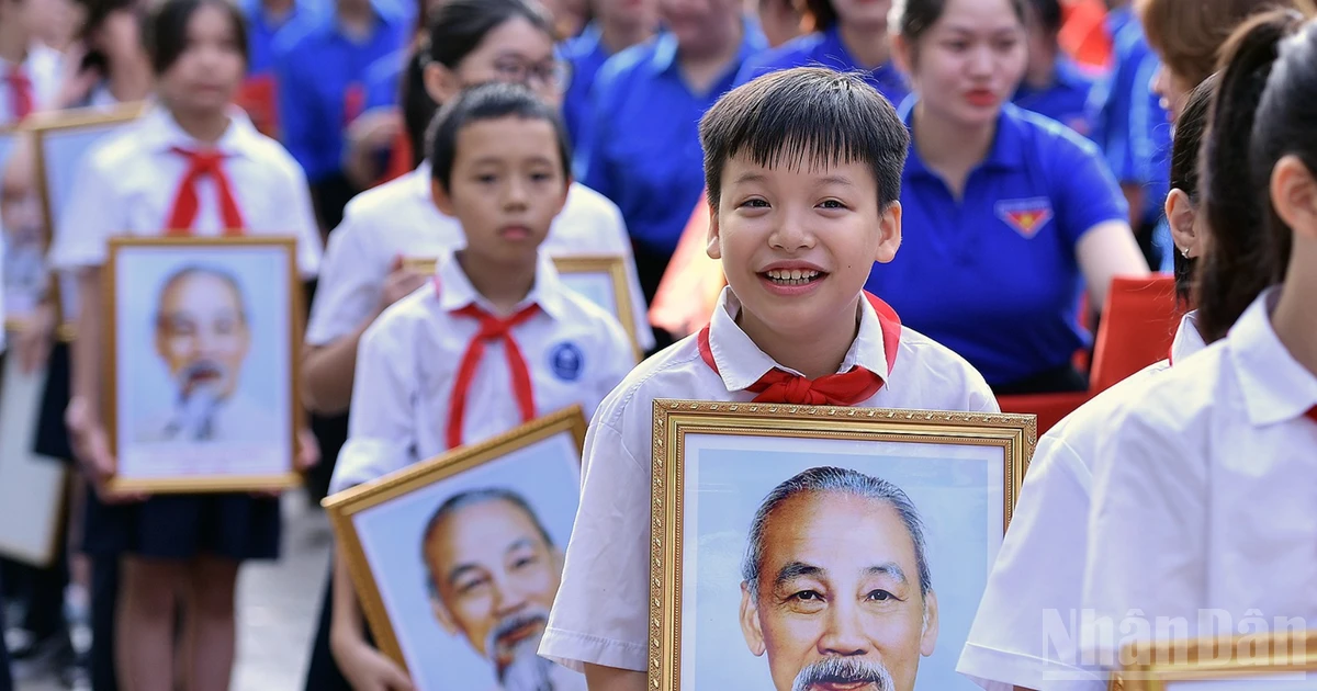 [រូបថត] ពិធីលើកទង់ដ៏ពិសិដ្ឋ "ខ្ញុំស្រឡាញ់មាតុភូមិរបស់ខ្ញុំ" បានធ្វើឡើងក្នុងពេលដំណាលគ្នានៅទូទាំងប្រទេស។