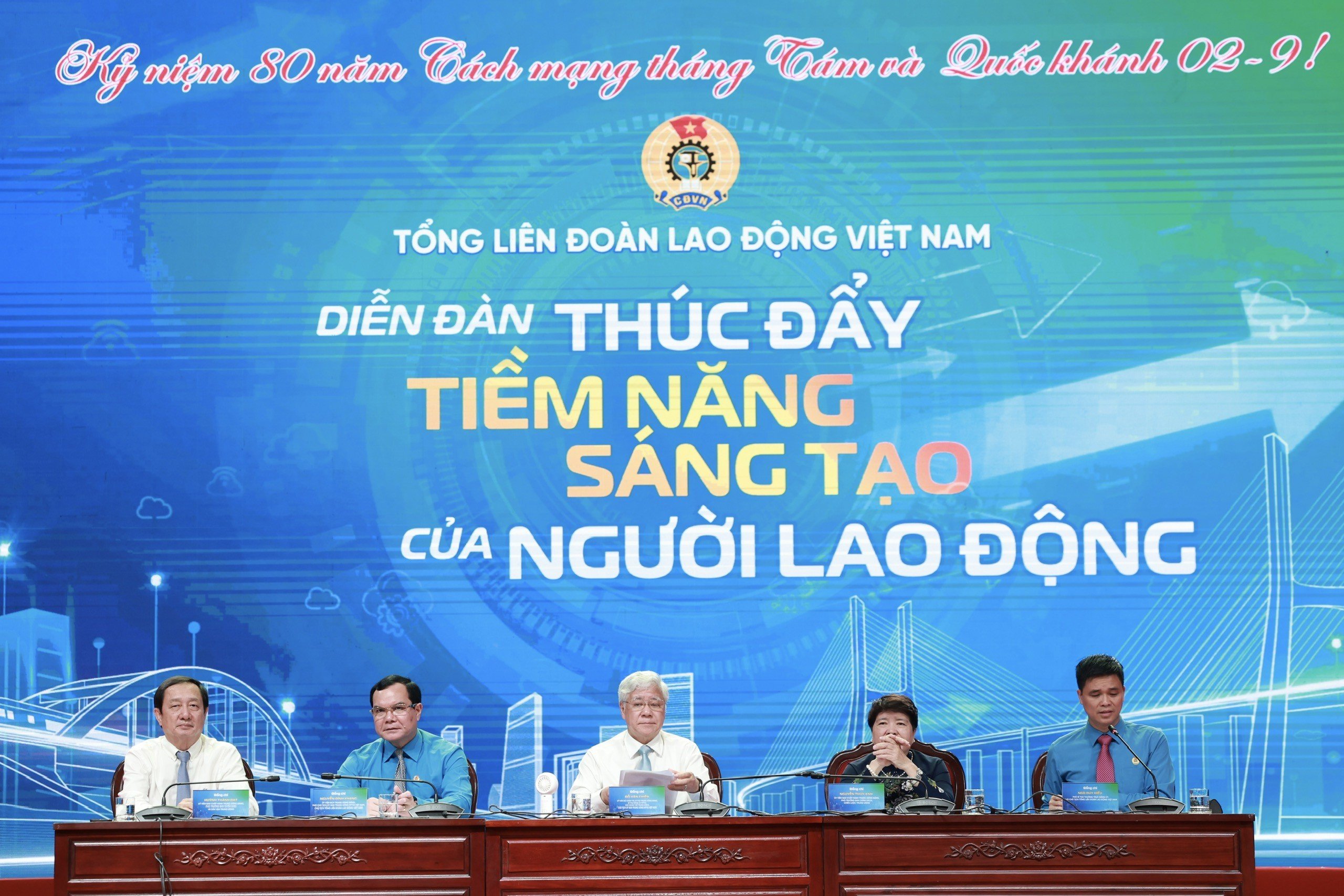 Các đồng chí lãnh đạo chủ trì diễn đàn “Thúc đẩy tiềm năng sáng tạo của người lao động“.  (Ảnh: BTC)