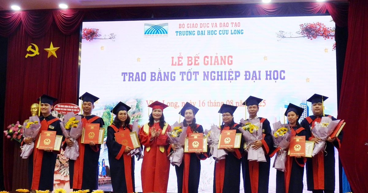 Trường ĐH Cửu Long trao bằng tốt nghiệp cho gần 600 tân cử nhân, kỹ sư hệ từ xa
