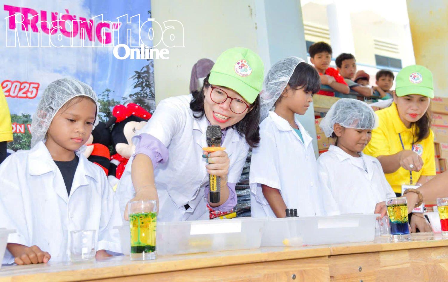 Các học sinh tham gia trải nghiệm khám phá khoa học. 