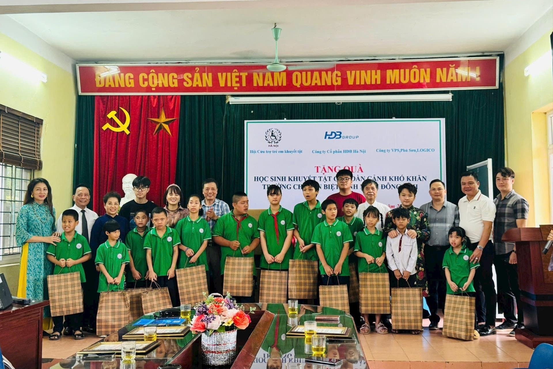 anh1-trao-qua-dong-anh.jpg