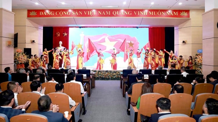 Bưu điện Việt Nam 80 năm đồng hành cùng đất nước - Ảnh 1.
