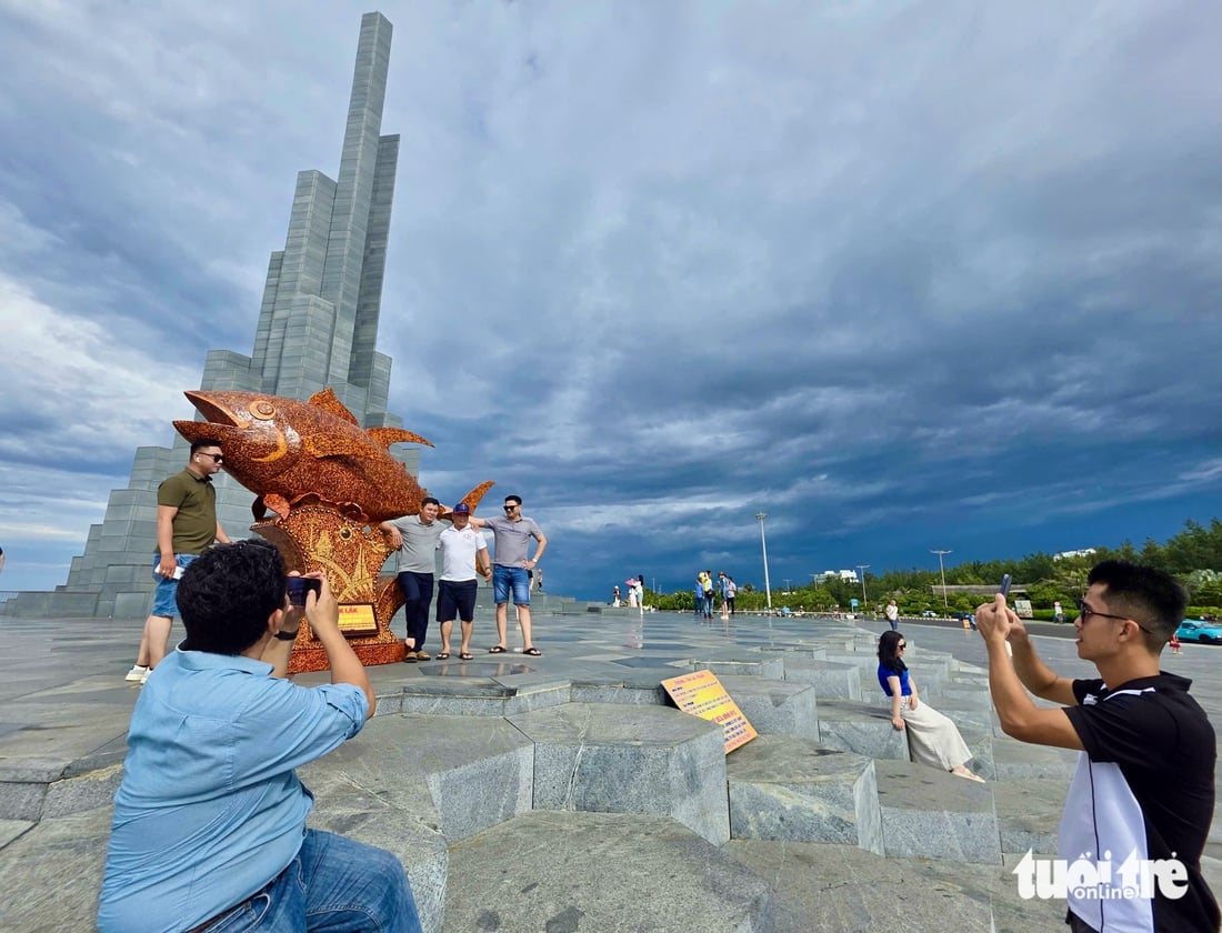 Du khách thích thú check in cá ngừ 'khủng' bằng gáo dừa ở tháp Nghinh Phong - Ảnh 7.
