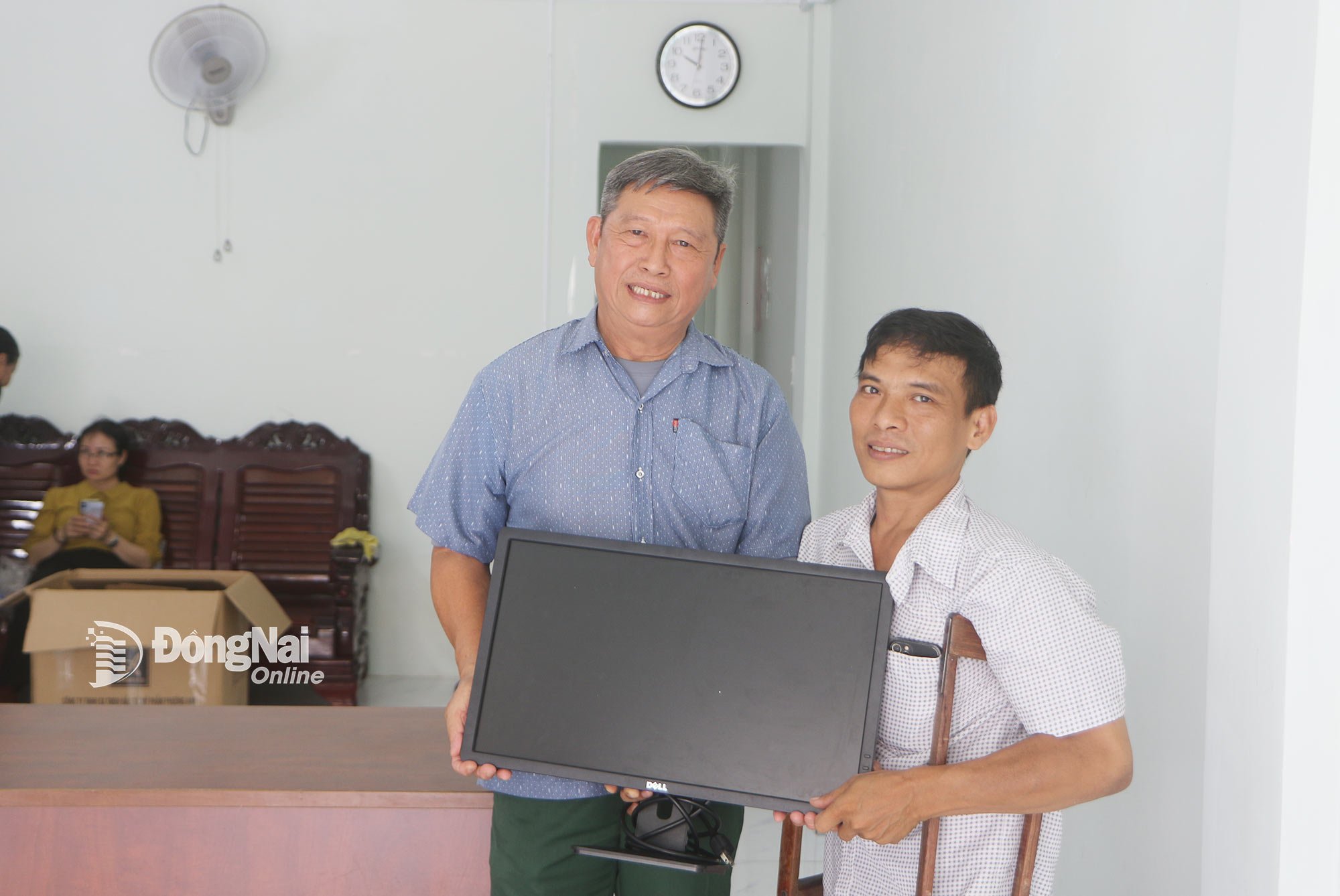Der Vorsitzende der Provinzvereinigung der Opfer von Agent Orange/Dioxin, Mai Van Nho, überreichte Herrn Nguyen Quang Vu (Bezirk Long Binh), der an einer angeborenen Beinbehinderung leidet, Computerteile.
