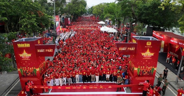More than 1 million people sing the National Anthem and walk "Forward with Vietnam"