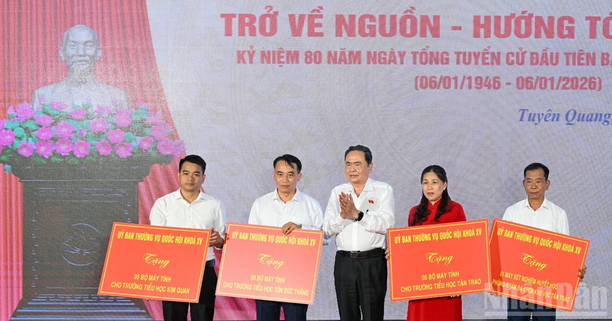 [Foto] El presidente de la Asamblea Nacional, Tran Thanh Man, asiste al programa "Regresando a la fuente - Hacia el futuro".