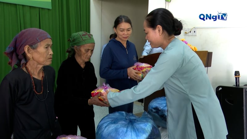 Trao 230 suất quà cho gia đình khó khăn xã Sơn Linh