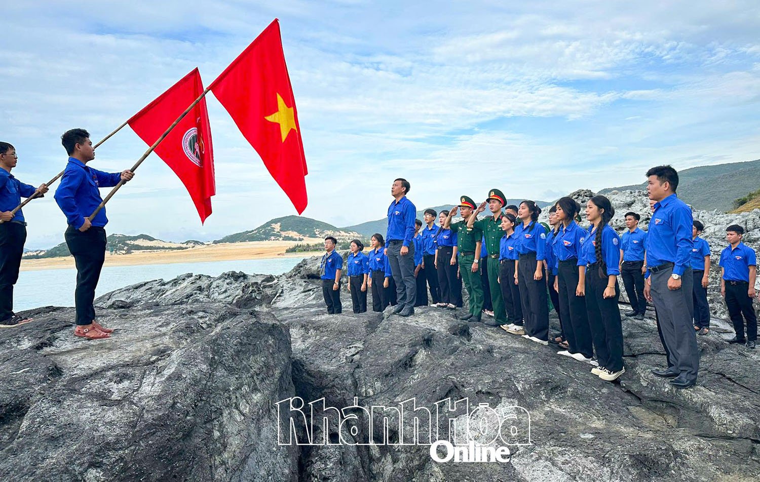 Các cán bộ, đoàn viên, thanh niên tham gia lễ chào cờ tại khu vực biển Hòn Gầm.