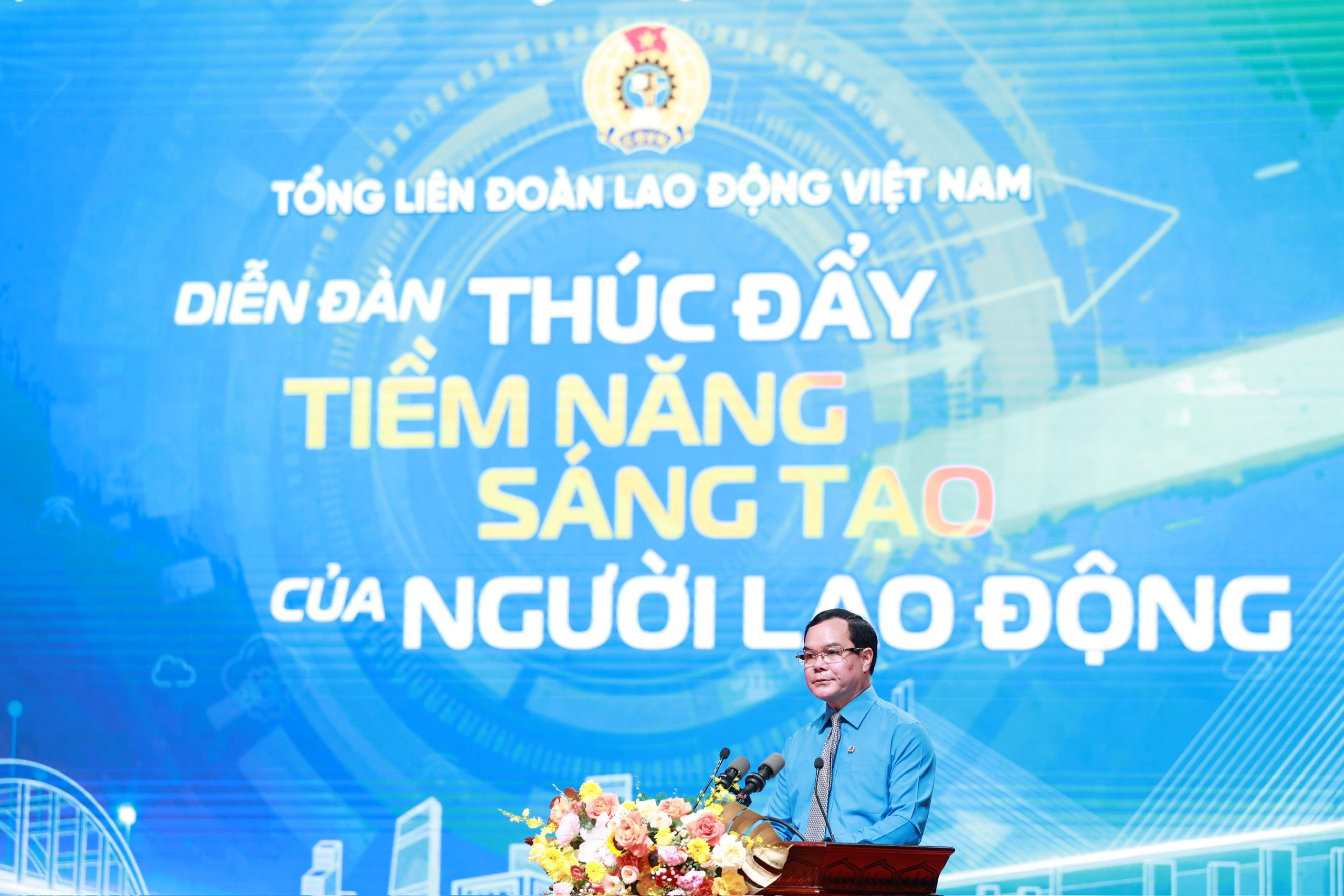 ông Nguyễn Đình Khang, Chủ tịch Tổng Liên đoàn Lao động Việt Nam
