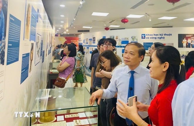 ttxvn-trung-bay-dong-gop-cua-cac-nha-khoa-hoc-viet-nam-trong-xay-dung-bao-ve-to-quoc2.jpg