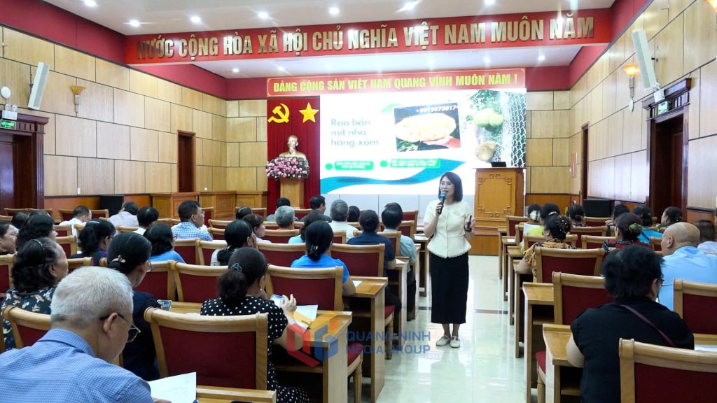 Báo cáo viên pháp luật tỉnh truyền đạt nội dung chuyên đề tại buổi hòa giải ở cơ sở phường Cẩm Phả.