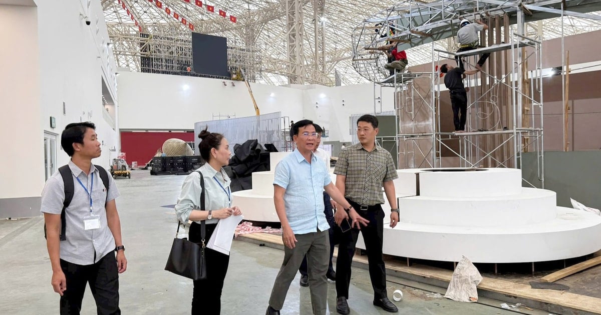 President Ho Van Muoi inspects the exhibition space Lam Dong - Convergence and Shine in Hanoi to celebrate the 80th anniversary of National Day