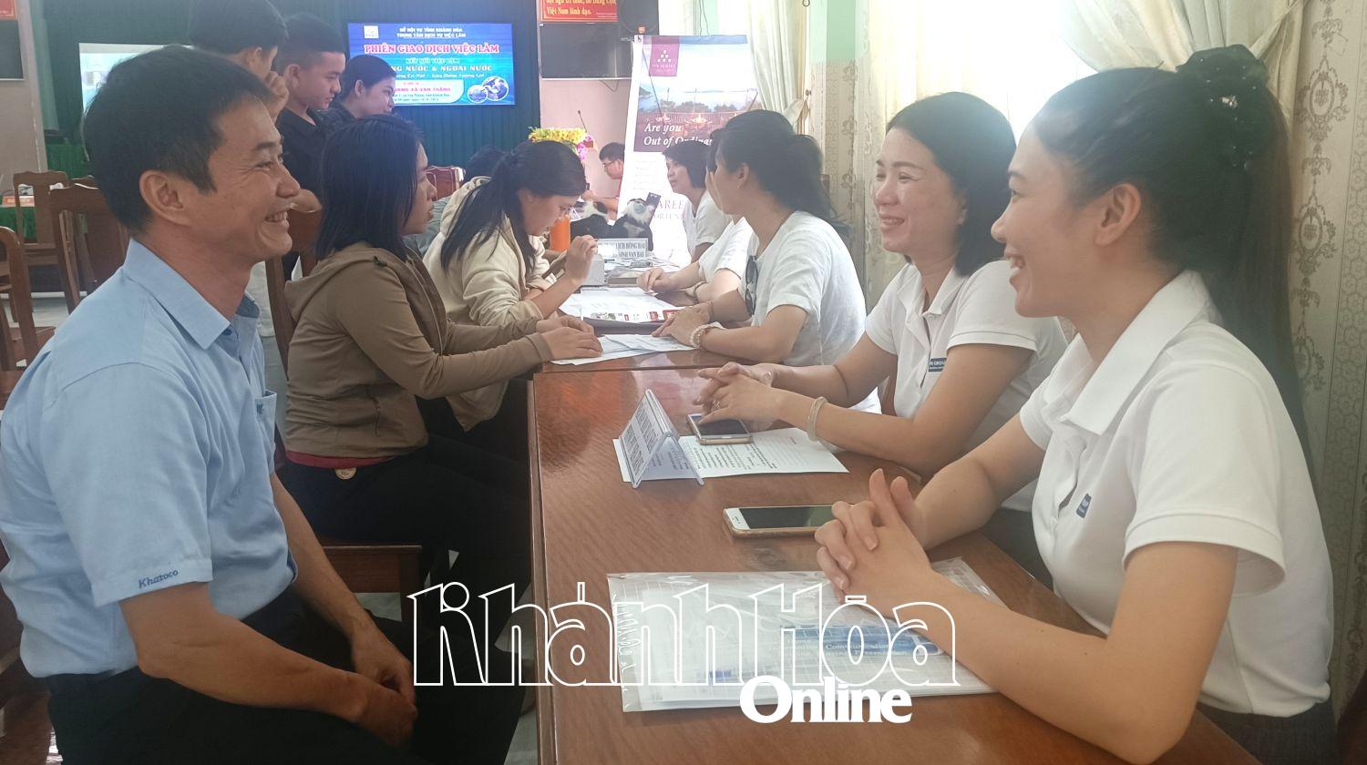 Các doanh nghiệp tư vấn, trao đổi thông tin với người lao động tại phiên giao dịch việc làm.

