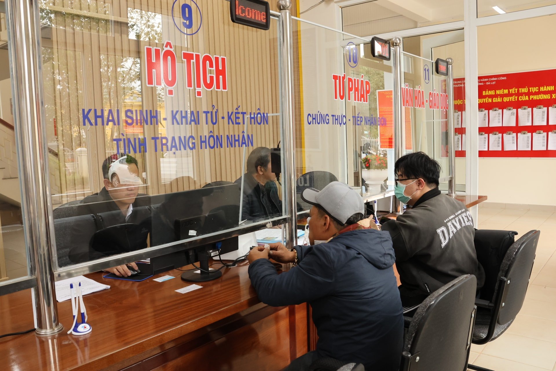 People feel satisfied with the quick and responsible service of the officials and civil servants of Xuan Truong Ward - Da Lat.