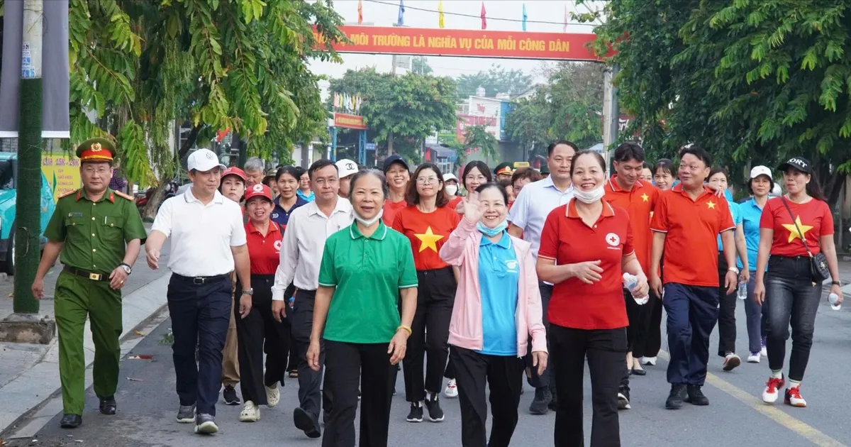 More than 1,500 people responded to the program "Moving Forward with Vietnam"