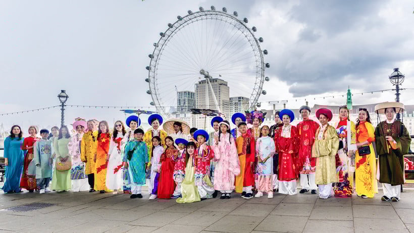 Femmes vietnamiennes en Europe lors d'un spectacle d'ao dai. (Photo : Organisateur)