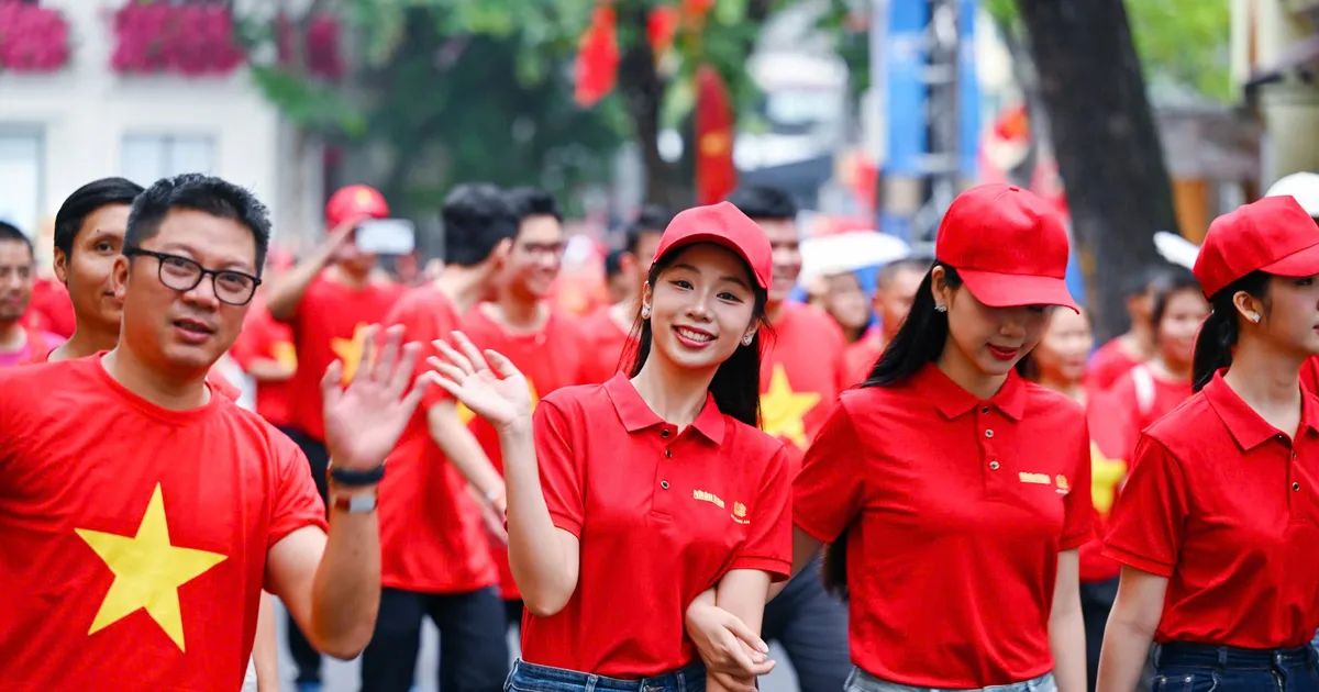 A sea of people glowed red around Hoan Kiem Lake during the festival "Moving Forward with Vietnam"