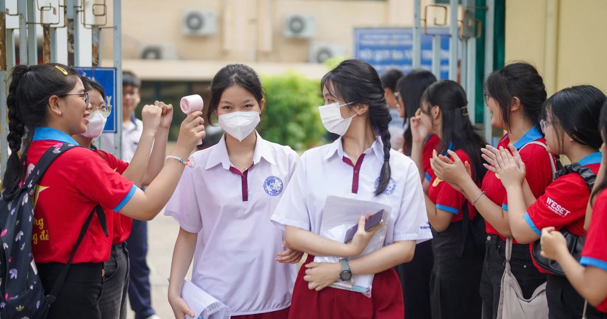 Học sinh lớp 1 và cuối cấp ở TPHCM tựu trường vào ngày 20/8