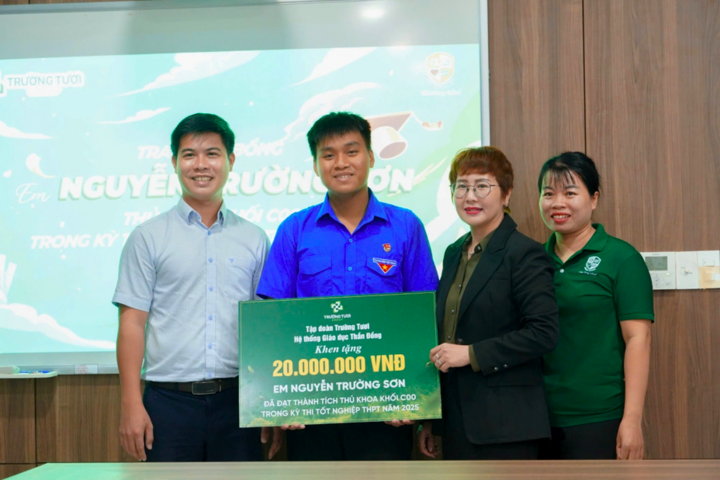 Tập đoàn Trường Tươi trao học bổng cho thủ khoa khối C00 kỳ thi THPT 2025 - 1