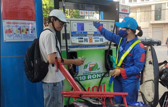 Người dân đổ xăng E10 tại Hà Nội.