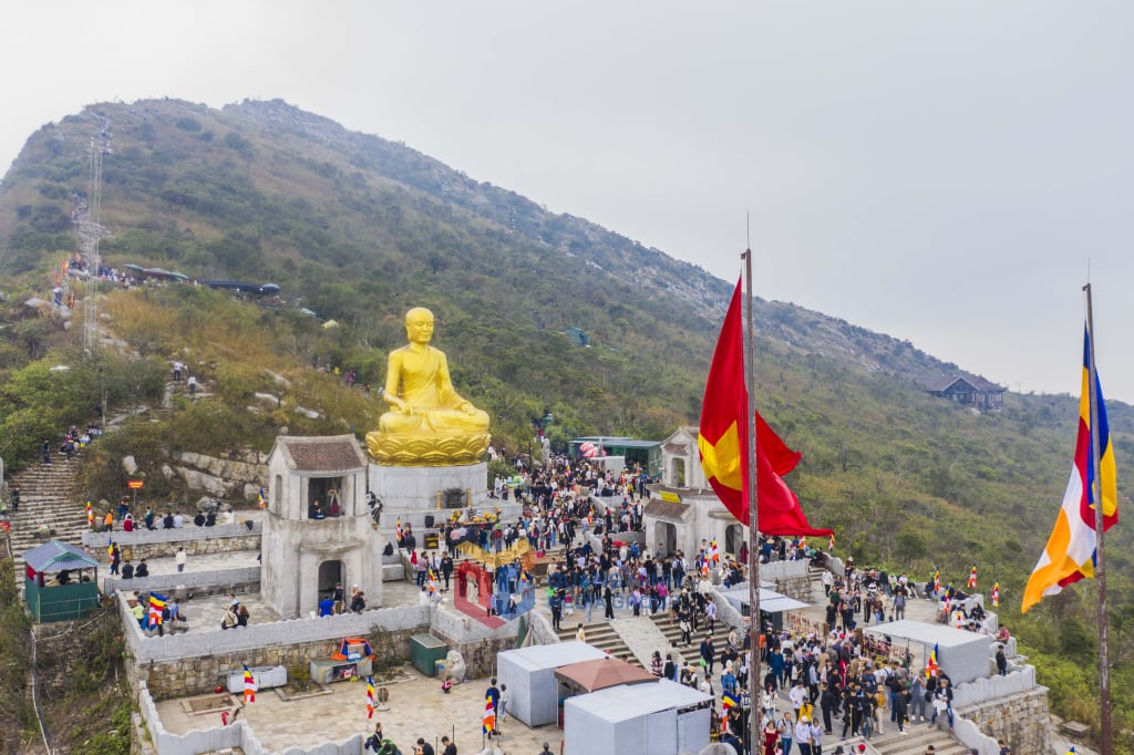 Du khách hành hương về Yên Tử.