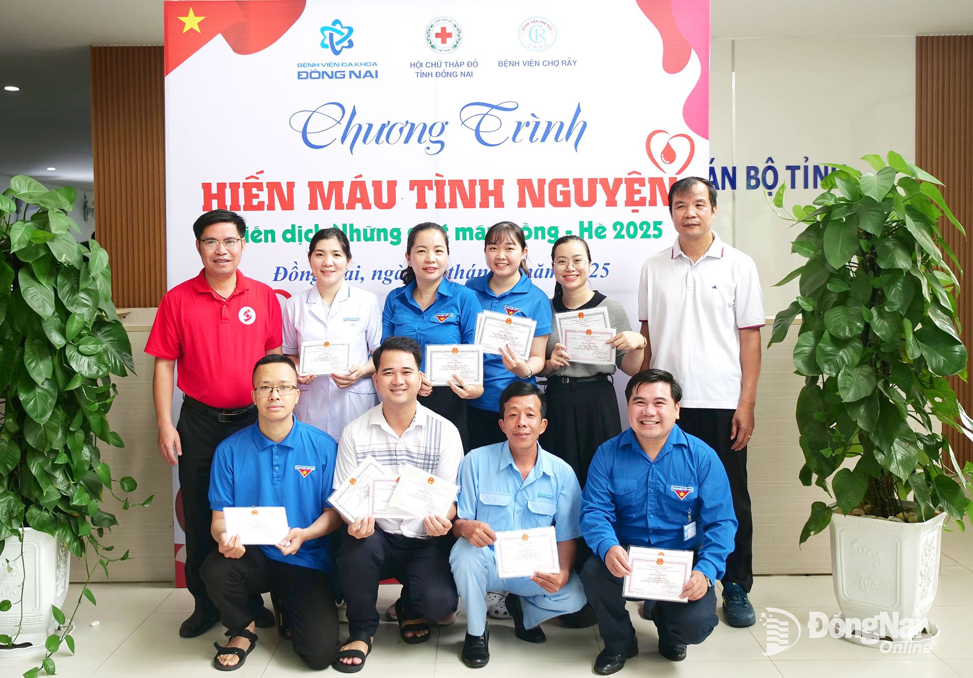 អនុប្រធានសមាគមកាកបាទក្រហមខេត្ត Dong Nai លោក Ha Trung Kien (គម្របខាងឆ្វេង) ប្រគល់ប័ណ្ណសរសើរដល់បុគ្គលដែលបានបរិច្ចាគឈាមជាច្រើនដង។ រូបថត៖ Hanh Dung