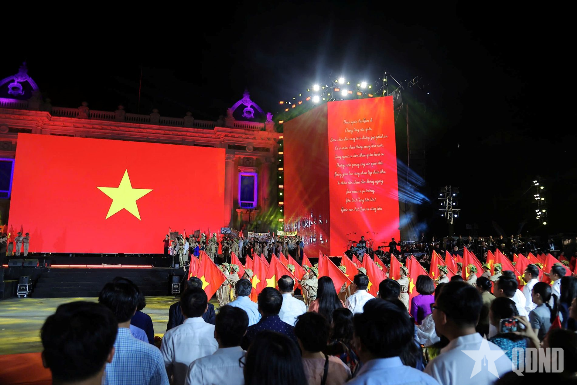 Thủ tướng Chính phủ Phạm Minh Chính dự Chương trình nghệ thuật đặc biệt “Hà Nội - Từ mùa thu lịch sử năm 1945”
