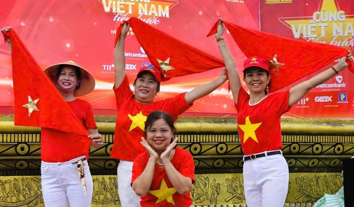 32 ngàn người ở Thanh Hóa xuống đường đi bộ "Cùng Việt Nam tiến bước"- Ảnh 8.