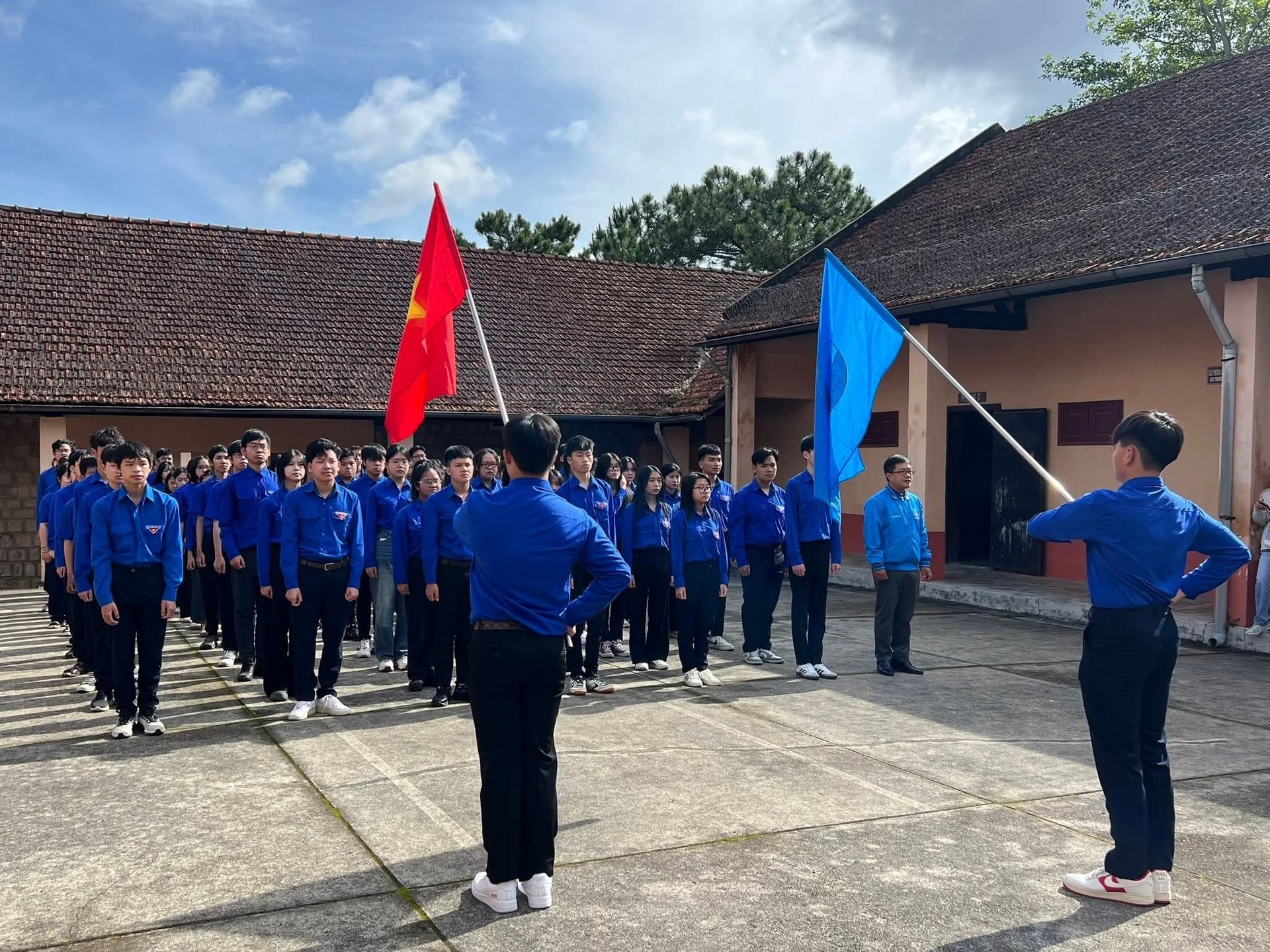 Không khí trang nghiêm và xúc động trong nghi thức chào cờ.