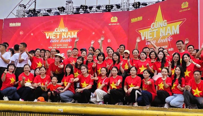 32 ngàn người ở Thanh Hóa xuống đường đi bộ "Cùng Việt Nam tiến bước"- Ảnh 5.
