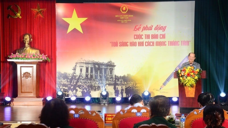 ឧត្តមសេនីយឯក Be Xuan Truong ប្រធានសមាគមអតីតយុទ្ធជនវៀត ណាមបានថ្លែងមតិក្នុងពិធីបើកការប្រលងសារព័ត៌មាន “បំភ្លឺស្មារតីបដិវត្តខែសីហា”។