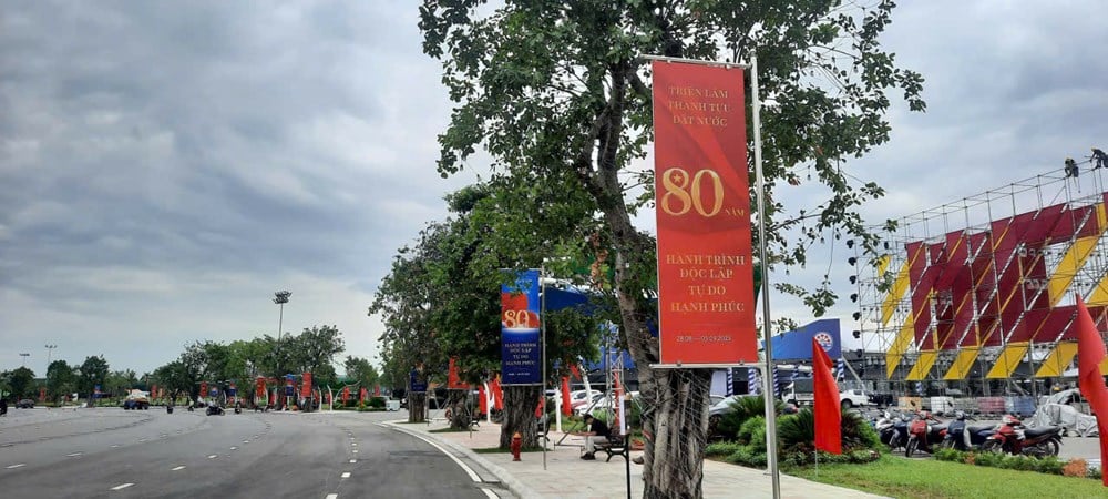 Viele Wege zur National Achievements Exhibition sind mit Fahnen und Bannern geschmückt - Foto 11