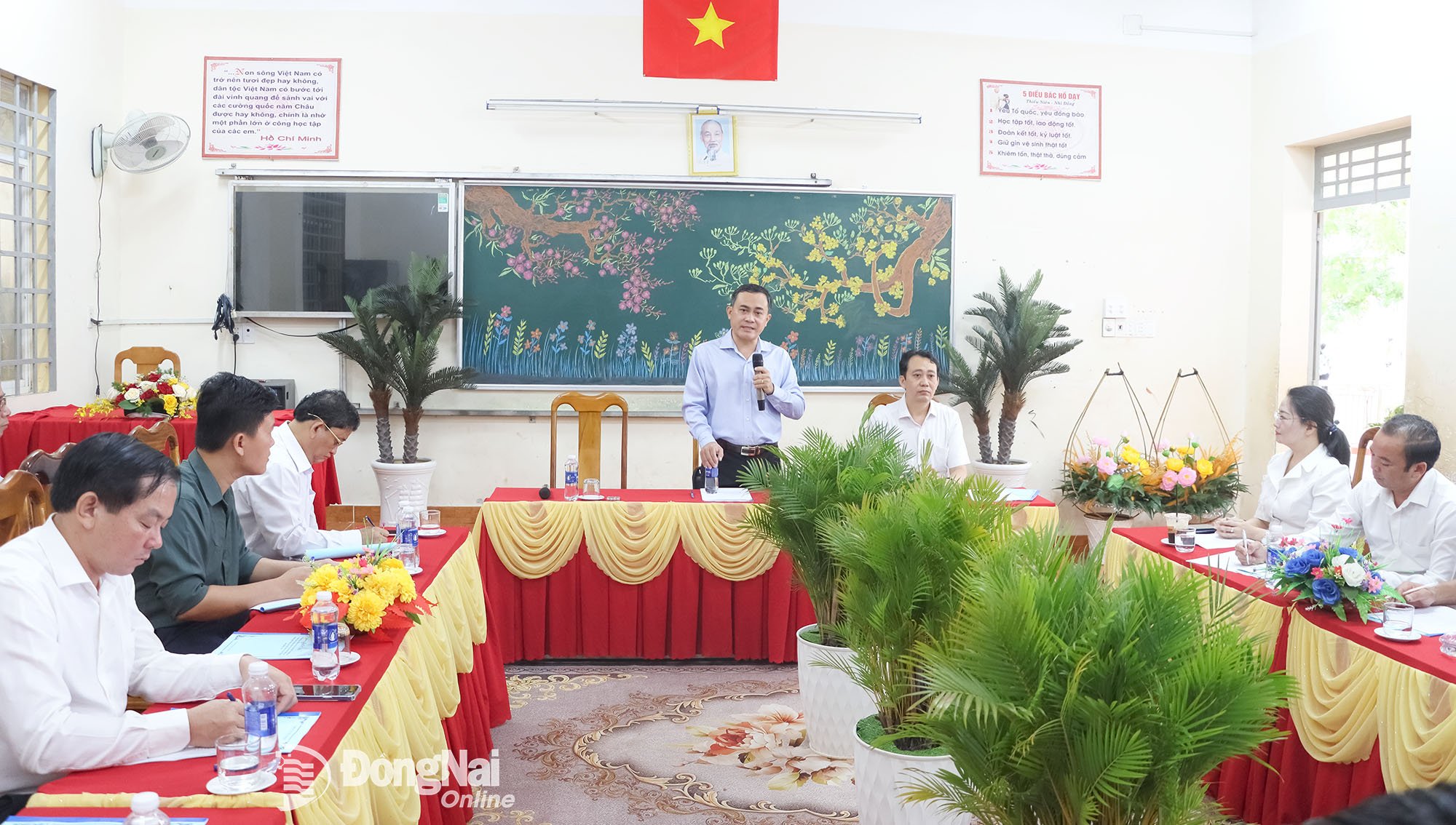 សមាជិកគណៈកម្មាធិការអចិន្ត្រៃយ៍បក្សខេត្ត អនុប្រធានគណៈកម្មាធិការប្រជាជនខេត្ត Dong Nai លោក Le Truong Son ថ្លែងសុន្ទរកថាក្នុងកិច្ចប្រជុំ។ រូបថត៖ Xuan Tuc