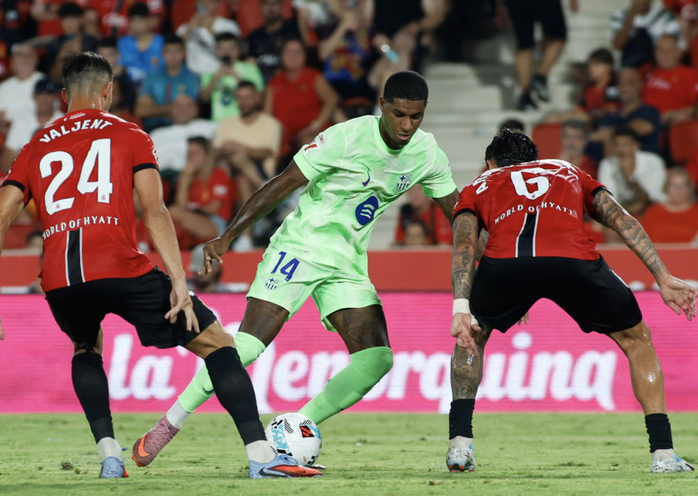 Lamine Yamal tỏa sáng, Barcelona đại thắng Mallorca 3-0 gây tranh cãi- Ảnh 6.
