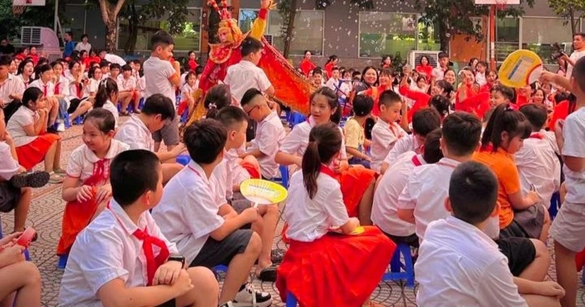 ដោយដឹងថាកូនរបស់ពួកគេកំពុង "សិក្សាដោយសម្ងាត់" សម្រាប់ថ្នាក់ទី 1 ទាំងមូល ឪពុកម្តាយអស់សង្ឃឹមក្នុងការស្វែងរកសាលារៀនថ្មី។