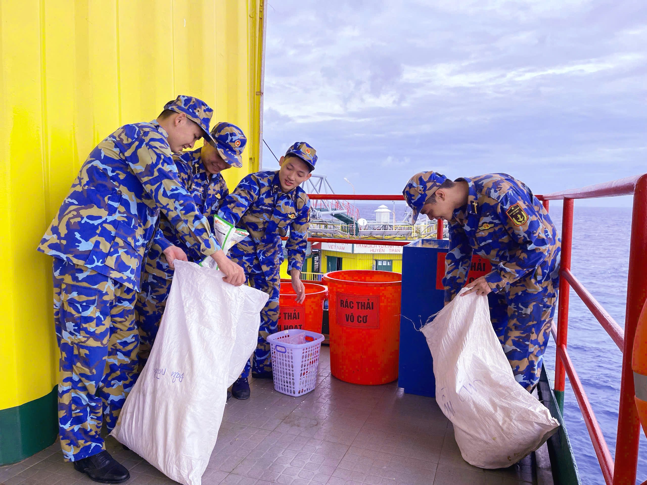 Sống giữa biển khơi- Ảnh 7.