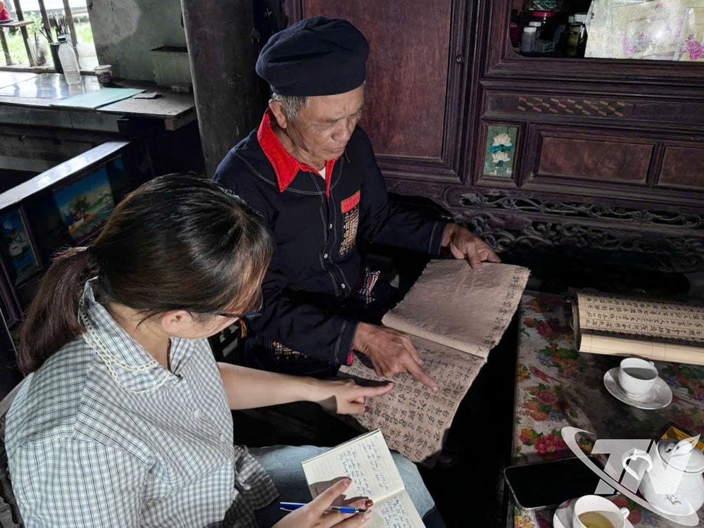 Gìn giữ chữ Nho cổ của dân tộc Dao Quần Chẹt ở Phúc Thuận luôn là tâm huyết của ông Đặng Văn Tâm.