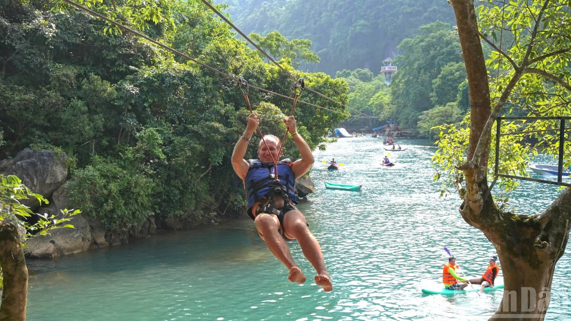 Khách nước ngoài đu zipline trên sông Chày đến cửa hang Tối.