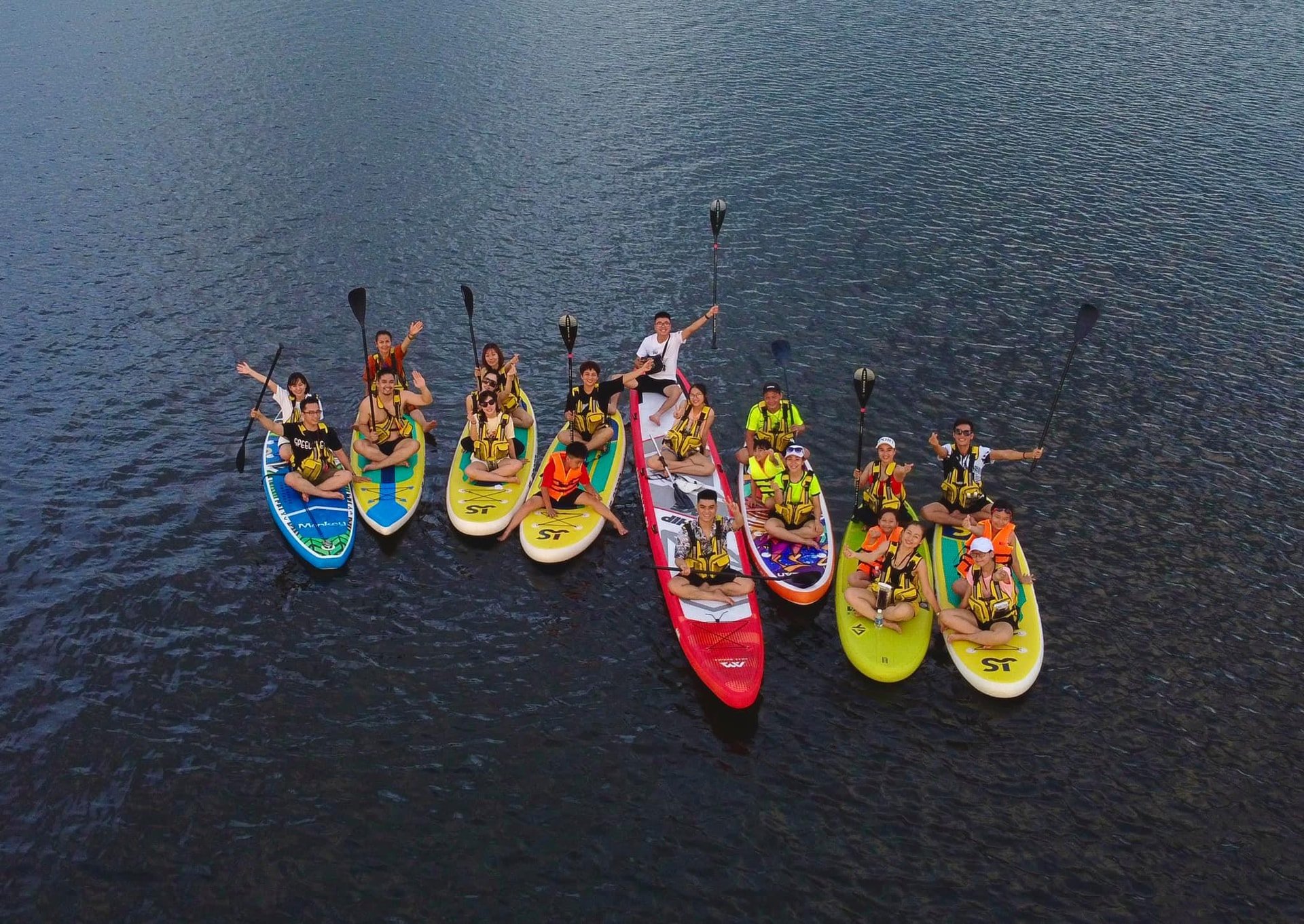 ការចែវទូក SUP នៅលើដងទន្លេទឹកអប់គឺពេញនិយមដោយអ្នកទេសចរ។