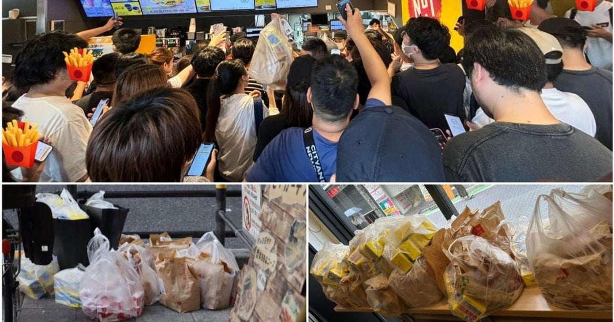ทางร้านมีโปรโมชั่น ลูกค้าเข้ามาซื้อแล้ววางอาหารกองไว้หน้าประตู